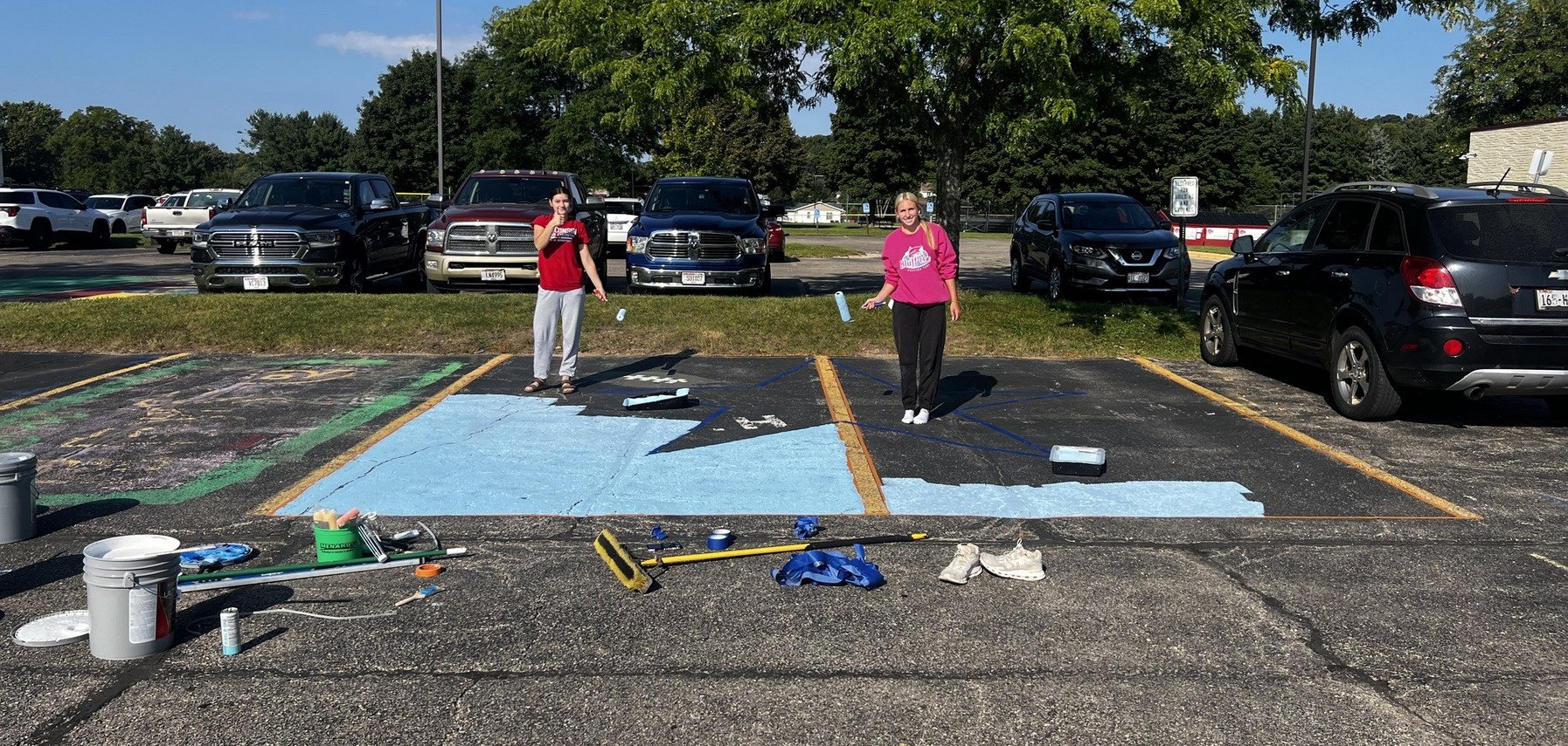 seniors paint stalls